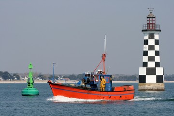 retour au port de Loctudy du marin et phare