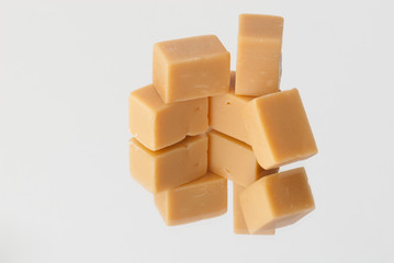 Hellbraune Toffees auf einem Spiegel