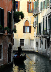 Fototapeta na wymiar Venedig Gondelfahrt durch den Kanal