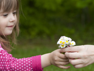 kleines mädchen nimmt blumenstauß © Superingo