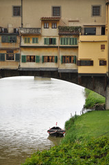 Fototapeta na wymiar Boat under the Ponte Vecchio