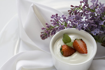 Joghurt mit Erdbeere