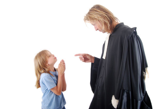 Justice - Avocat sermonant un enfant mineur suppliant