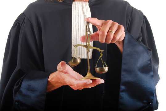 Justice - Balance symbolique tenue par un avocat
