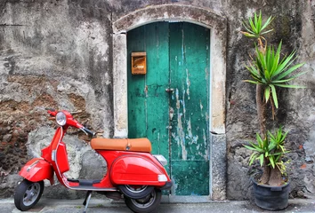 Foto op Plexiglas Oude deur Rode scooter