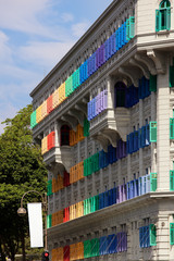 Obraz premium Bunte Fensterläden an einem Haus in Singapur