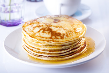 Pfannkuchen mit Honig
