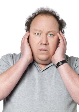 homme oreilles bouch&eacute;es imp&eacute;n&eacute;trable