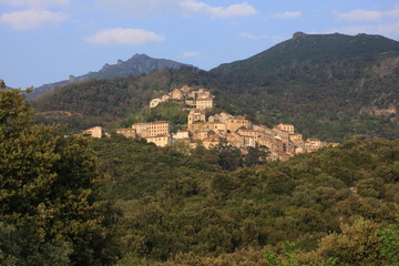 Fototapeta na wymiar village de montagne corse (oletta)