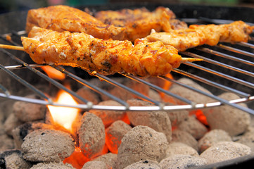 Grillkohle mit Grillfleisch