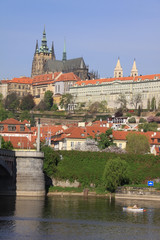 Obraz premium Spring Prague's gothic Castle above River Vltava