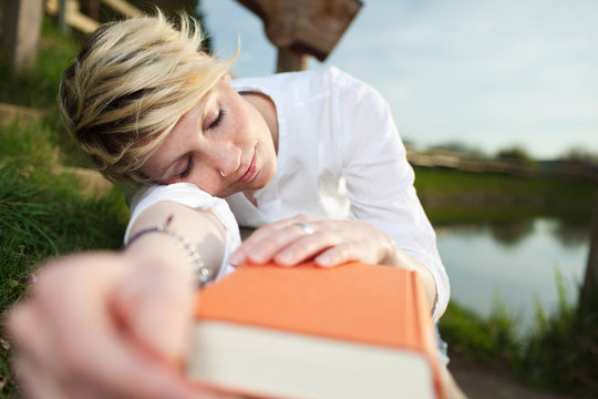 junge frau ist beim lesen eingeschlafen