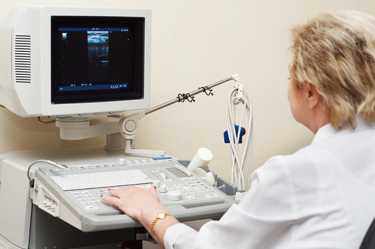 medic using ultrasound system
