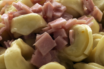 Tortellini alla panna e prosciutto - Cucina italiana