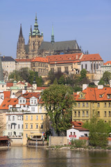 Fototapeta premium Widok na wiosnę gotycki zamek w Pradze nad Wełtawą