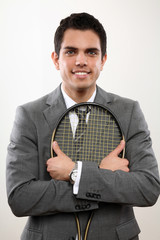 junger business mann mit tennisschläger