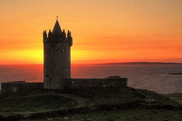 Obraz premium Doonagore castle at sunset
