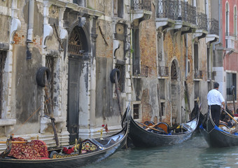 Fototapeta na wymiar Kanal mit Gondeln in Venedig
