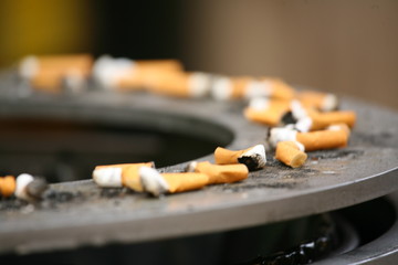 Zigarettenkippen auf öffentlichem Mülleimer