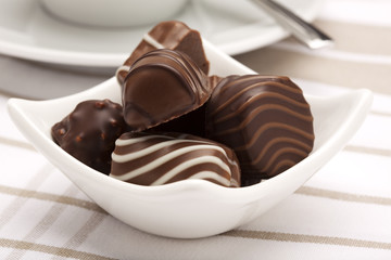 Pralinen und Kaffeetasse