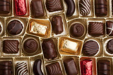 feine pralinen in der schachtel von oben