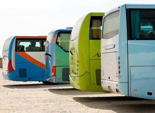 Autobusse von Touristen und Reisegruppen