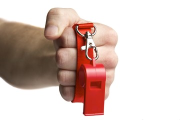 Geballte Faust hält rote Trillerpfeife