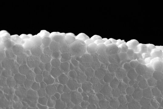 Gesch&auml;umte EPS-Platte vor Schwarz