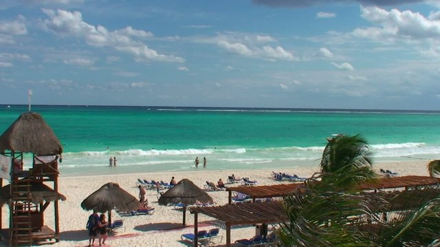 Plage exotique sur fond de ciel bleu