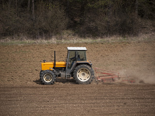 Fototapeta premium Traktor beim Eggen