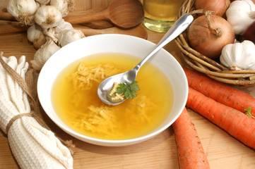 klare Hühnersuppe mit Nudeln