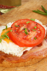 Tomatenbrot mit Spiegelei und Speck