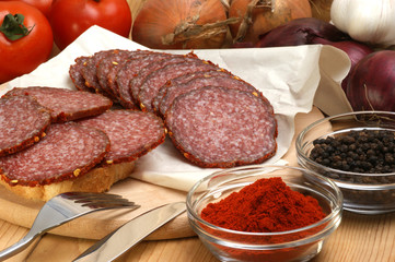aufgeschnittene Salami auf einem Holzbrett