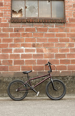 Fototapeta na wymiar BMX rower obok murem
