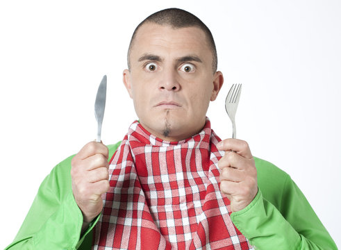 jeune homme s&eacute;rieux avec des couverts