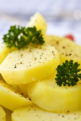 Kartoffelscheiben mit Pfeffer und Petersilie