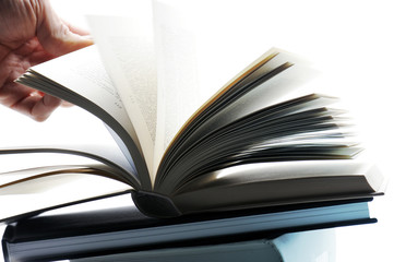 mano che sfoglia pagine di libro