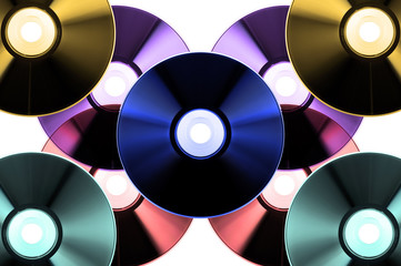 compact-disc in composizione su fondo bianco