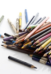 matite colorate in disordine