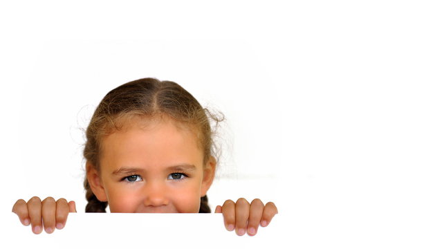 Fillette sur fond blanc.