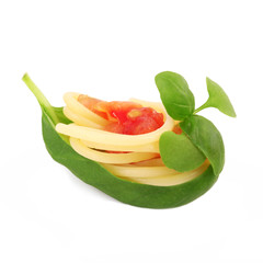 spaghetti e pomodoro in foglia di basilico