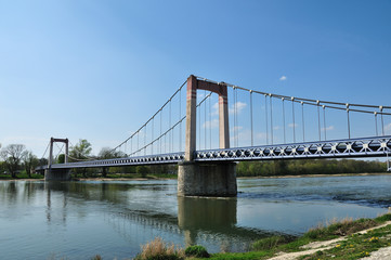 Fototapeta na wymiar Pont suspendu de Cosne-Cours-sur-Loire (58)