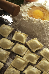 Preparazione dei ravioli - Cucina italiana