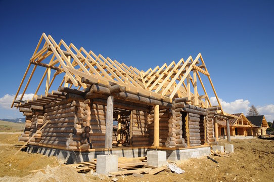 Holzhäuser während der Bauphase