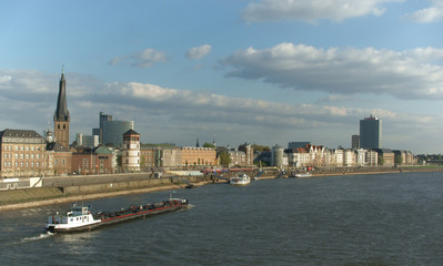 Naklejka premium rhein düsseldorf schiff foto wasserverkehr