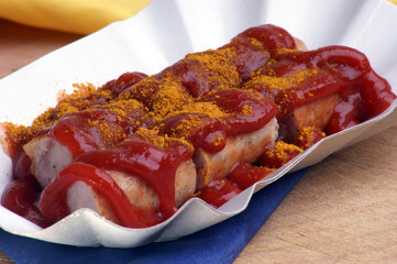 Currywurst mit Ketchup und Curry in einer Schale