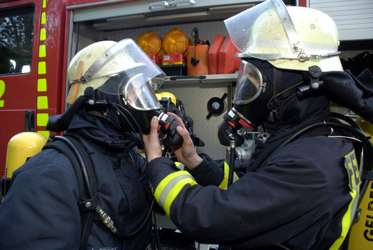 Feuerwehrmann unter Atemschutz