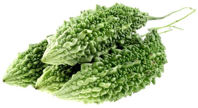 concombre amer, momordica charantia, fond blanc
