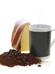 frisch kaffee und kuchen auf weissem hintergrund