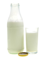 flasche und glas frisch milch auf weissem hintergrund